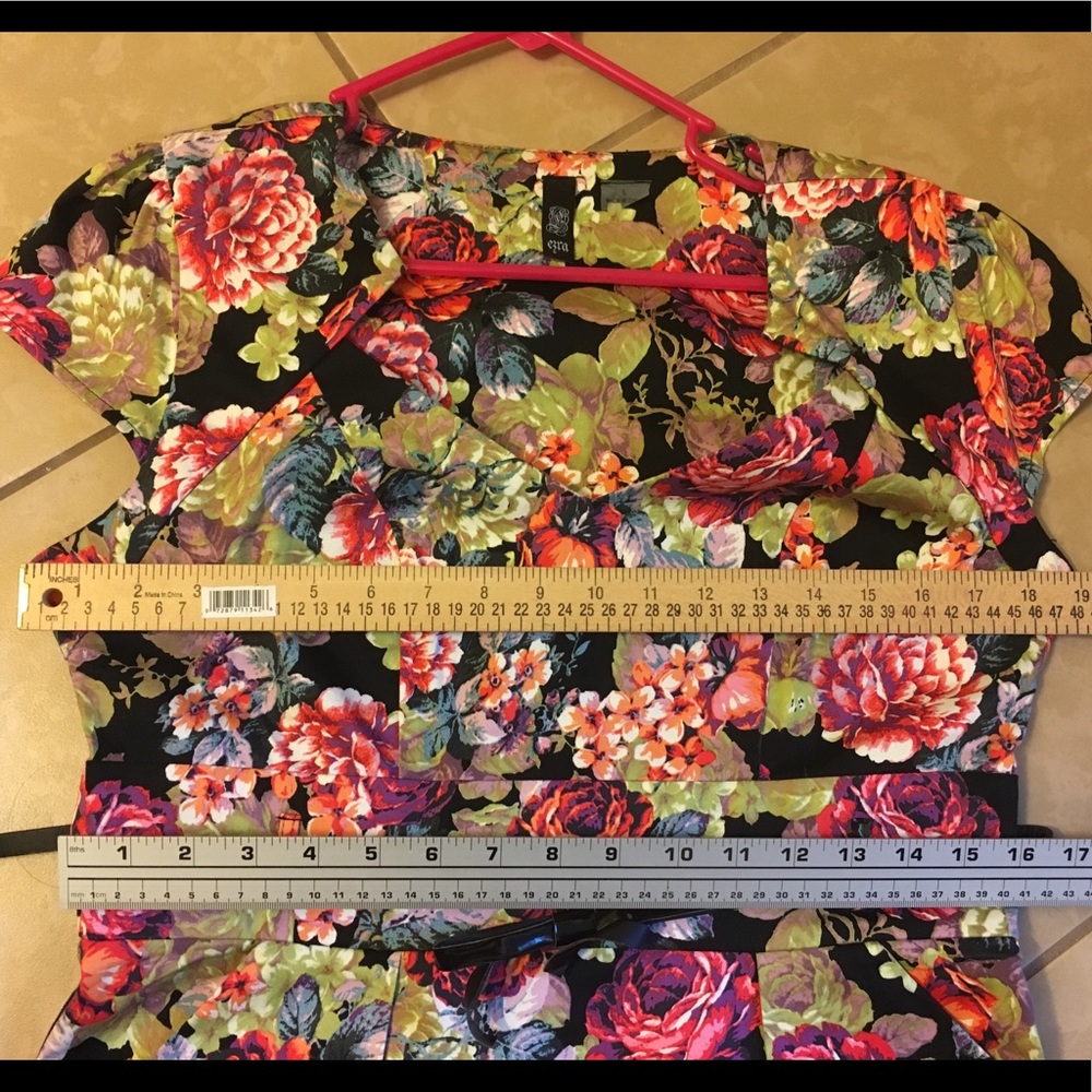 NWOT Floral print dress with pockets and belt - Picture 9 of 10